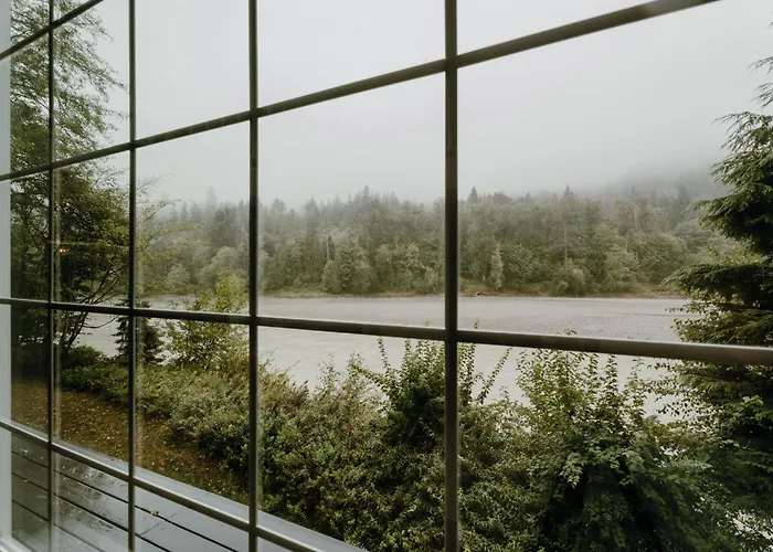 Riverside Retreat On Skagit River