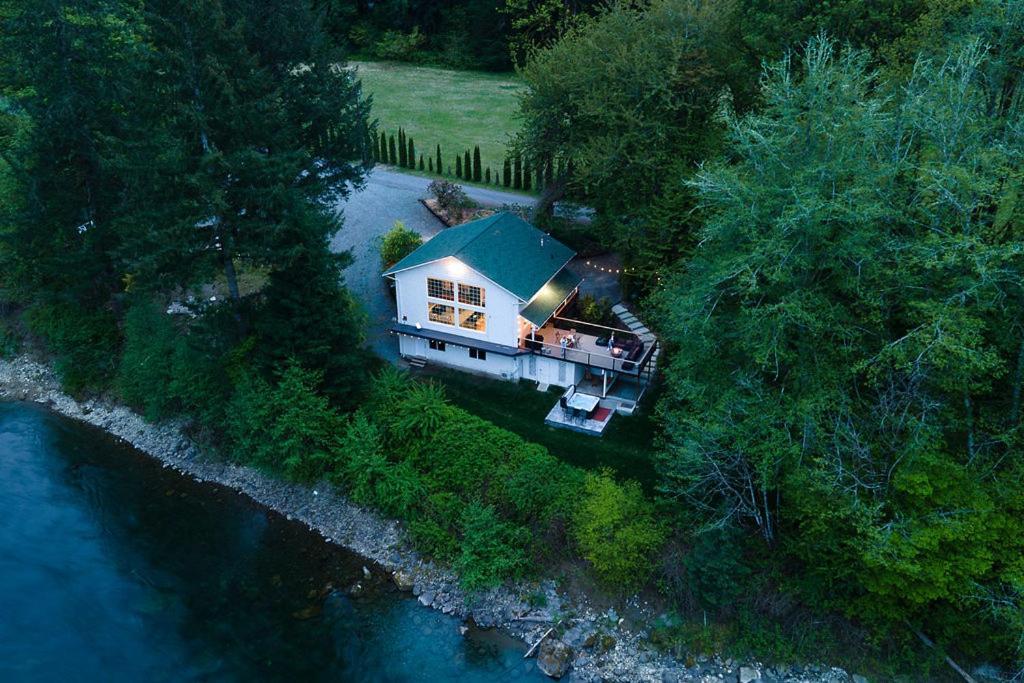 Riverside Retreat On Skagit River *