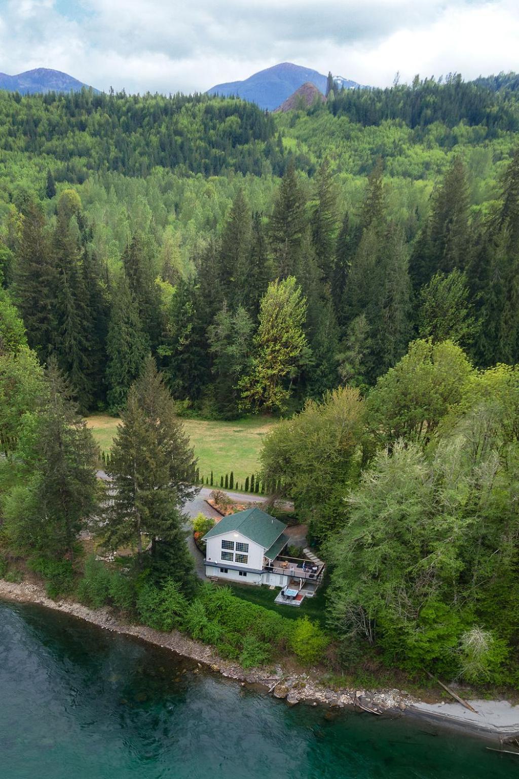 Riverside Retreat On Skagit River *
